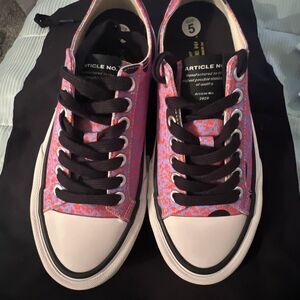 Men’s Article No / Number Pink Noise Low Tops sz5 w/dust bag